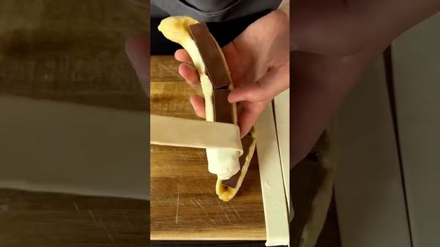 Не реально вкусно.  Состав: Банан.●Шоколад●Слоёное тесто ●Желток+1/2 ст.ложка молока●Выпекать 25 ми