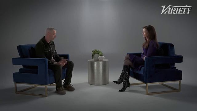 Энн Хэтэуэй и Джереми Стронг говорят о жизни и карьере смотреть онлайн