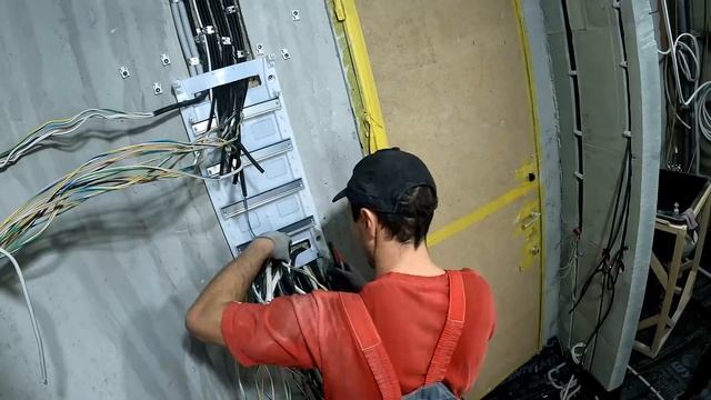 ? Предпоследний этап - прозвонка и подписание кабелей.