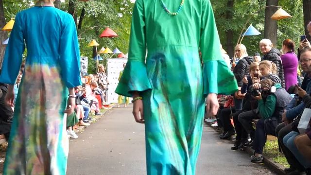 Fashion Show Batik Soemma di Festival Indonesia Moscow 2019 di Krasnaya Presnya Park Moscow, Russia смотреть онлайн