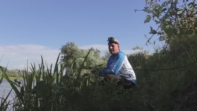 ИЗ РЕКИ И В КОПТИЛКУ Осенняя рыбалка в Астрахани смотреть онлайн