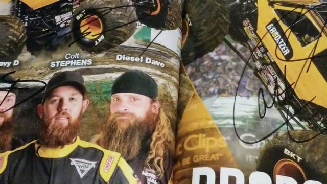 Monster Jam 2019 Souvenir Year Book Review смотреть онлайн