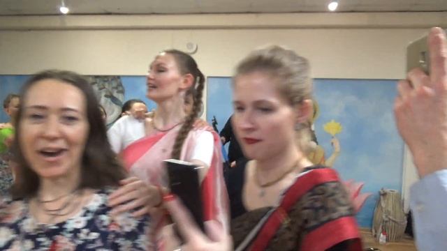 Экстатичный киртан Арджуны Кришны даса на киртан меле в Екатеринбурге. смотреть онлайн