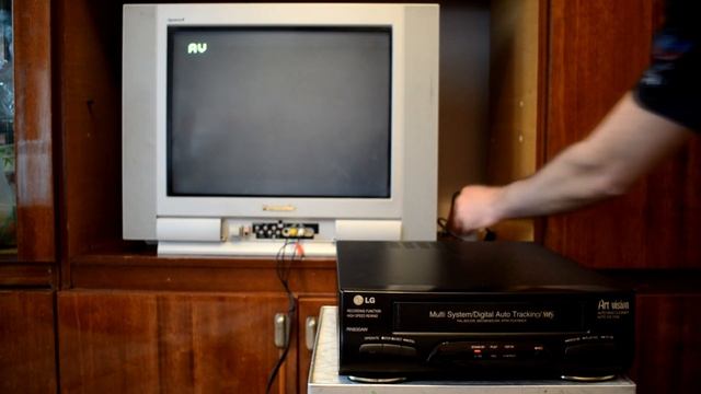 включаем кассетный видеомагнитофон 90-х годов смотреть онлайн