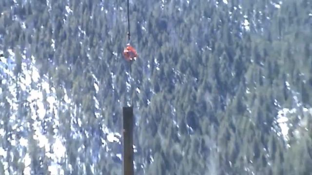 Установка деревянной опоры вертолетом смотреть онлайн