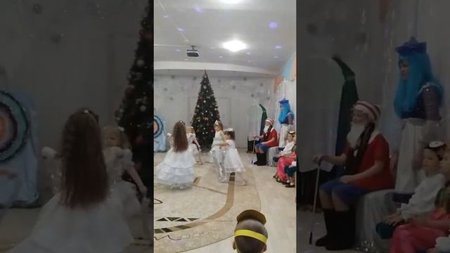 Катя танцует танец снежинок смотреть онлайн