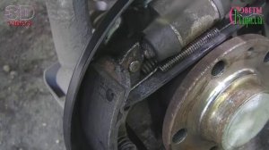 Как снять закисленные заржавевшие задние барабаны на Skoda Fabia II. Авто Шкода. (720p)