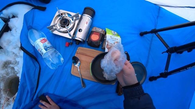 Рыбалка с комфортом в палатке за 1000 рублей! Готовлю похлёбку в палатке. смотреть онлайн