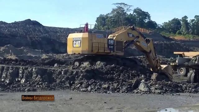 БОЛЬШОЙ экскаватор-копатель CAT 6015B загружает добычу угля в самосвал CAT 789D смотреть онлайн