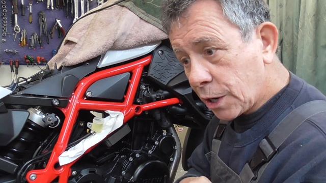 BMW F800GS REAR BRAKE FLUID CHANGE + MOTOSCAN APP EASY...? LOOK In The DESCRIPTION For More INFO !