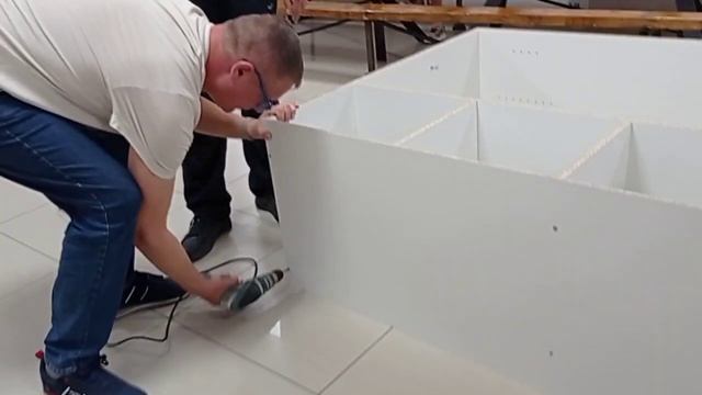 Спонсоры помогают нам, привезли шкафы, собираем их в нашем фойе, смотрите на канале LIKE EVA plus смотреть онлайн