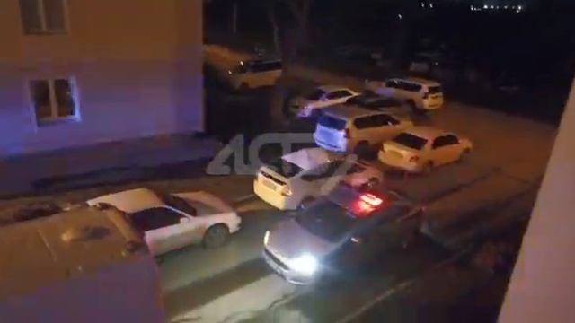 Оперативные службы у дома №123 по улице Украинской в Южно-Сахалинске смотреть онлайн