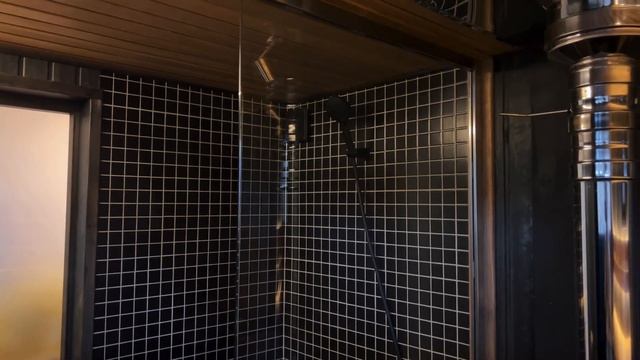 Модульная баня с 3 панорамными окнами / Отделка душевой плиткой / Козырек над входом / Модель В-1.5 смотреть онлайн