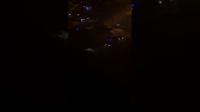 Пожар на Октябрьском 58,горит салон связи Связной! смотреть онлайн