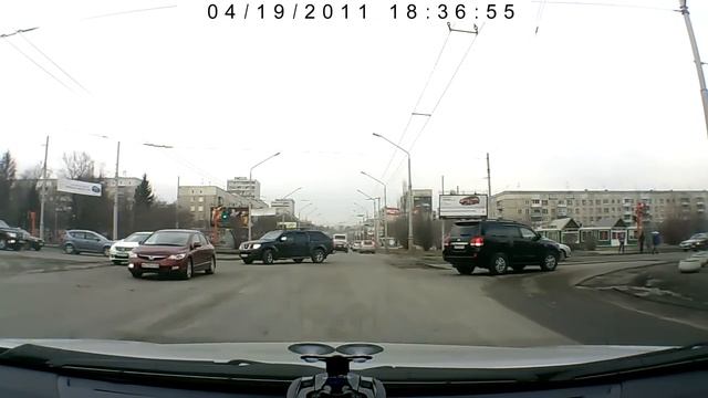 Чиновник из Кемерово едет на работу по встречке смотреть онлайн