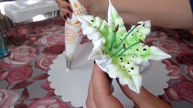 Лилия на торт из белково-заварного крема, мастер класс.Цветы из крема. смотреть онлайн