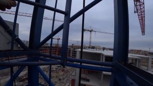 Как крановщики поднимаются на кран.How does a crane operator climb a tower crane