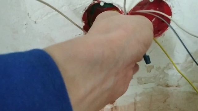 Укладываю скрутки в подрозетники смотреть онлайн