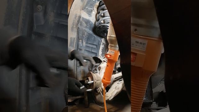 Замена колёсных шпилек Тойота Венза. Установка тормозной системы AMG. смотреть онлайн