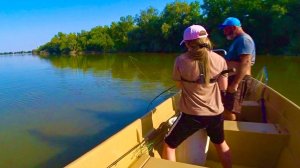 🤬У НЕЕ НЕТ БОЛЬШЕ СИЛ ЕГО ДЕРЖАТЬ СОМ УТАСКИВАЕТ рыбалка