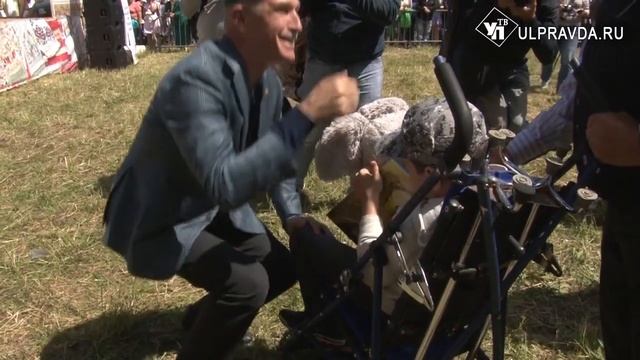 На Сабантуе десяти районам Ульяновской области подарили УАЗ-ПРОФИ смотреть онлайн