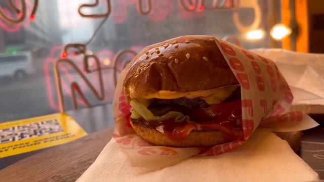 Решили съездить попробовать бургеров. Мы любим есть, а есть любит нас #еда #бургерная #шаурма смотреть онлайн