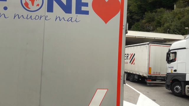 Дорога на горизонте ( Франция берём тикет для оплаты тоннеля ) смотреть онлайн