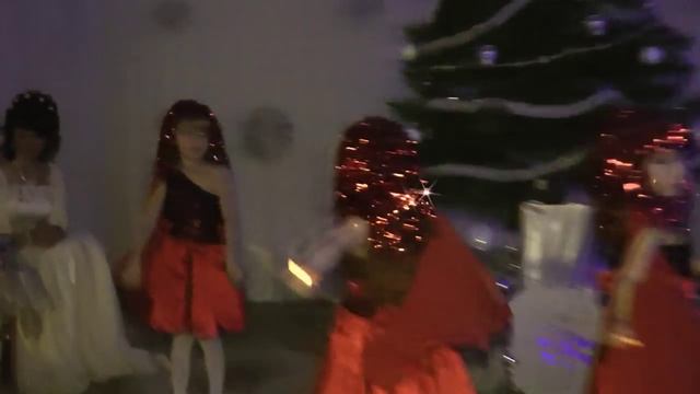 Танец искорок на новогоднем утреннике 2014 в средней группе.Муз. рук. Максюта Г. В. смотреть онлайн