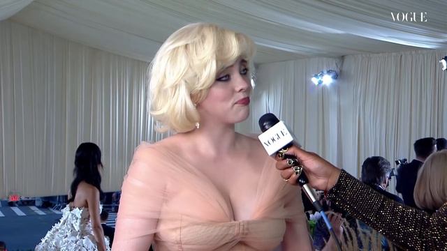 Billie Eilish on Her Holiday Barbie Met Look & Confidence | Met Gala 2021 with Keke Palmer | Vogue смотреть онлайн