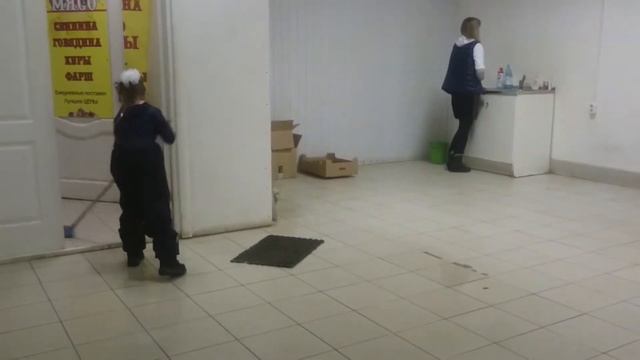 Виталина моет полы на работе. смотреть онлайн