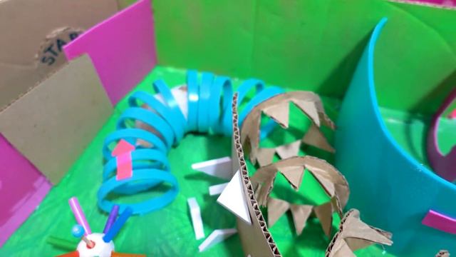 Два милых хомяка 🐹 в лабиринте в форме сердца 💖 смотреть онлайн