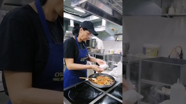 Дилбар Опа Озоданинг кушигини куйиб удон киляпти ?.mp4