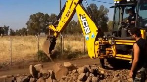 Трактор копает Землю!