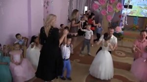 Танец с мамами на выпускном в детском саду 2017г