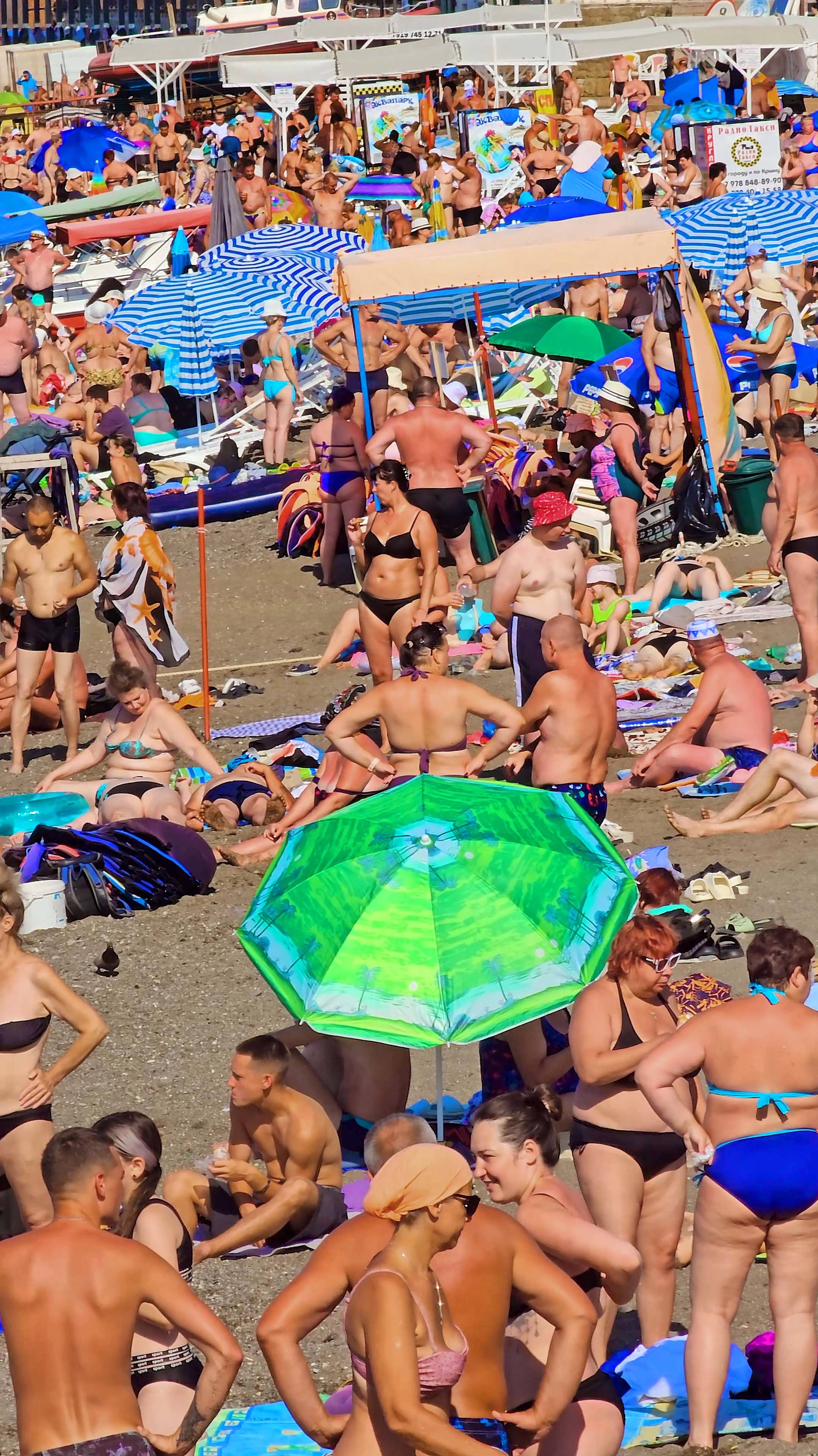 Крым пляжи Битком! Судак - обстановка на пляжах: 9 августа 2024 года смотреть онлайн