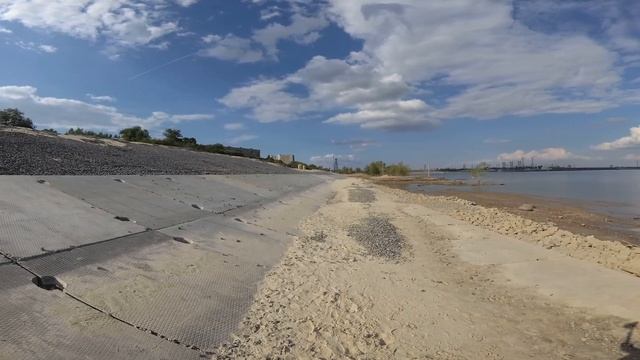 Строящаяся бетонная набережная у гостиницы 