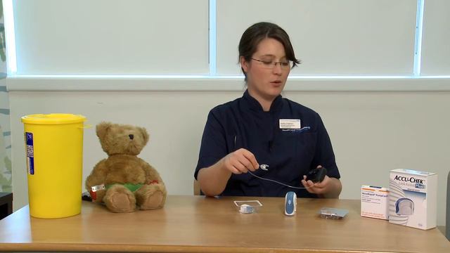 How to insert a set with the Accu-Chek Insight pump смотреть онлайн