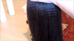 Нанесение воска на волосы.