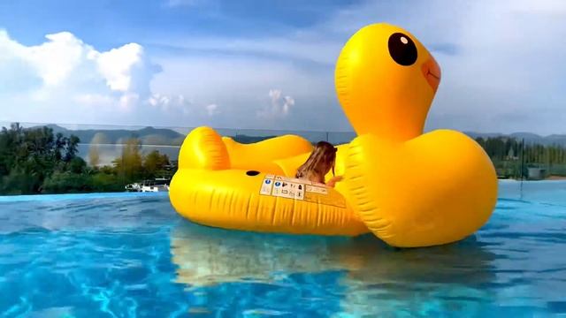 ЛИСА И огромная плавающая УТКА - ПРАЗДНИК - БОЛЬШАЯ желтая ИГРУШКА в бассейне - ДЕТИ И ИХ РОДИТЕЛИ! смотреть онлайн