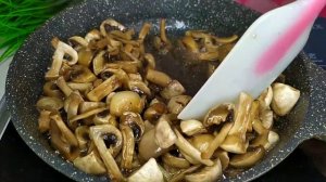 Вкусная домашняя пицца с курицей, грибами и сыром в духовке??