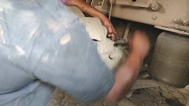 HOW TO CHANGING VOLVO BUS BREAK PADS (BREAK LINER) смотреть онлайн