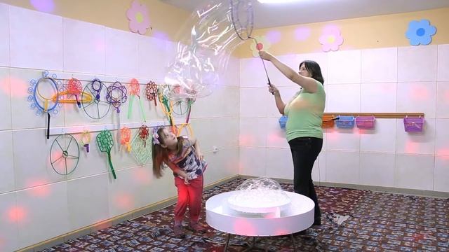 СЕКРЕТЫ ШОУ МЫЛЬНЫХ ПУЗЫРЕЙ. ГИГАНТСКИЕ мыльные ШЛЕЙФЫ с ракеткой ромашка смотреть онлайн