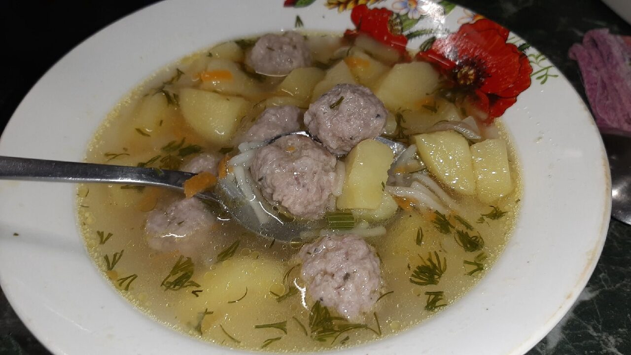 Так вкусно,что готовишь снова и снова.Суп лапша с фрикадельками и зеленью (720p).mp4