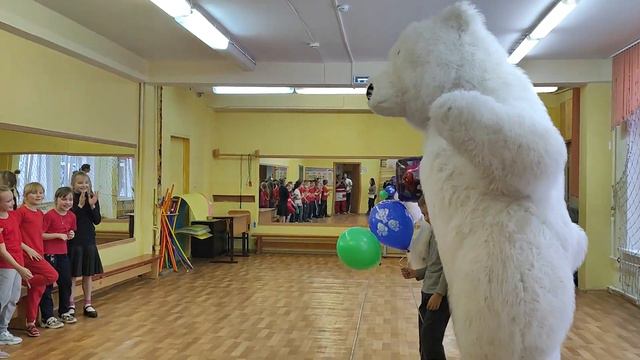 На физкультуру ворвался МЕДВЕДЬ!!! 🔥🔥🔥 смотреть онлайн