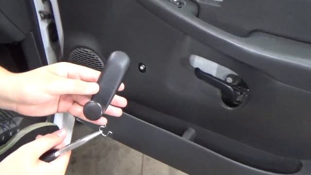 Removing & Installing a Window Crank Handle - Automotive смотреть онлайн