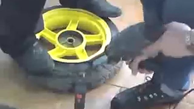 Разбортировка колеса с помощью перфоратора смотреть онлайн