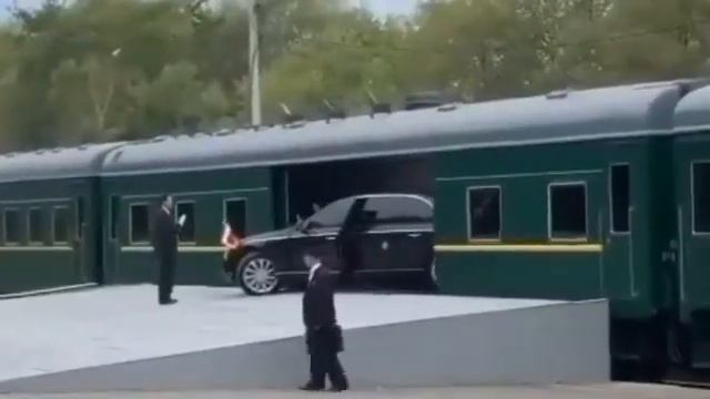 Бронированный Maybach Ким Чен Ына — парковка в бронепоезд смотреть онлайн