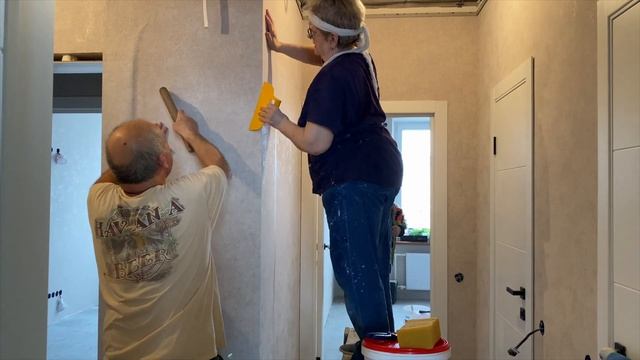 VLOG: РЕМОНТ В НОВОСТРОЙКЕ! Поклейка обоев! Клеем КВАРЦВИНИЛ в ванной! / 04.01-04.02.2022 смотреть онлайн