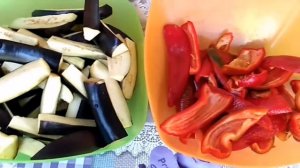 Салат из жареных баклажан и перца.