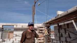 Леса из поддонов и кран из лебёдки